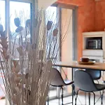 4 Bedroom Cozy In Apartment *