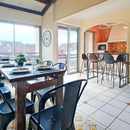 4 Bedroom Cozy In アパート *