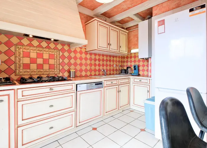 4 Bedroom Cozy In Lägenhet